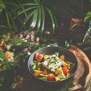 Салат с греческим сыром и овощами