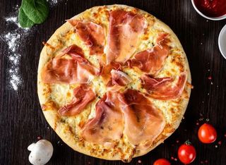 Pizza quattro formaggi con prosciutto crudo 32cm