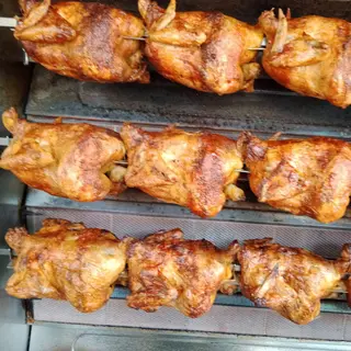 Pollo Entero Asado Con Papas Hervidas