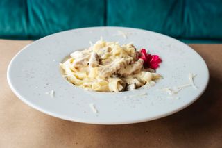 Паста з куркою, грибами та вершковим соусом (250г)