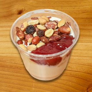 Yogurt con frutas y mermelada