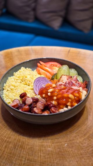 Боул з ковбасками та беконом