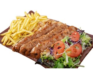 Plato De Seekh Kebab Pollo, ensalada y patatas