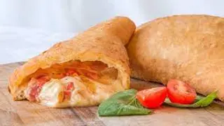 Panzerotto con pomodoro e mozzarella