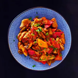 Tigaie picantă din mușchiuleț de porc
