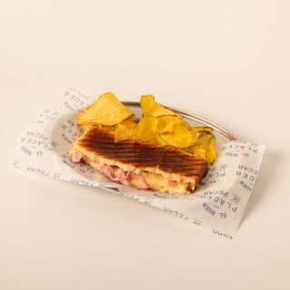 Sandwich Mixto con Patatas Artesanales