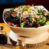 Ensalada templada de gulas y gambas