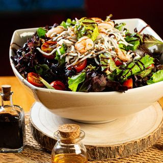 Ensalada templada de gulas y gambas