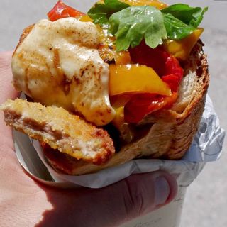 Cuzzutiello petto di pollo peperoni e provola 