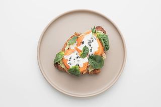 Круассан на гриле с форелью