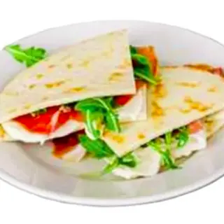 Piadina con prosciutto crudo, mozzarella fiordilatte e rucola