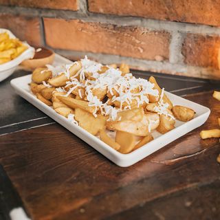 Pomfrit sa ribanim feta sirom