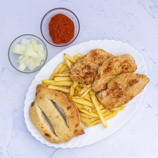 Pileći file s žara s pomfritom