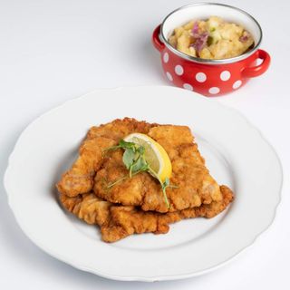 Bečki odrezak od mliječne teletine s prilogom