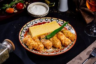 Sarmalute in foi de varza, cu mamaliguta si smantana, ardei iute