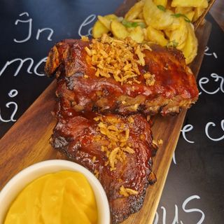 Scarita de Porc cu Sos Barbeque cu Cartofi Wedges si Sos Cheddar