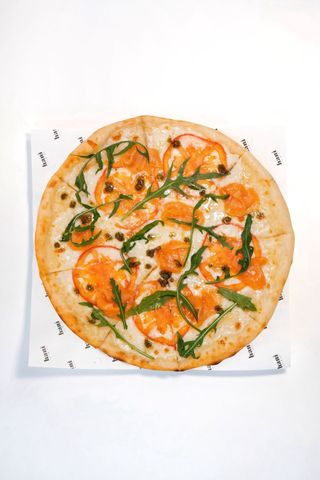 Пицца "Лосось и свежие томаты" 