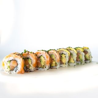 Uramaki Especial De Salmón Flambeado