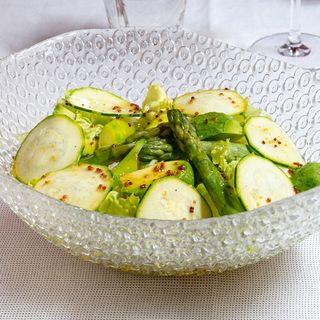 Ensalada de lechuga viva, aguacate, calabacín, cebolla roja , trigueros