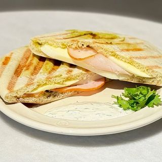  პიტა ლორით, ყველით და პესტოთი. Pita with ham, cheese and pesto