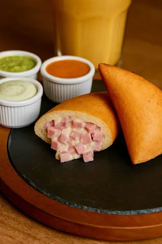 Empanada de Jamon y Queso