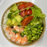 Боул з креветками та авокадо