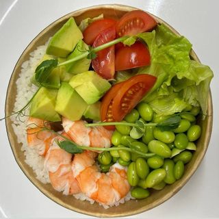 Боул з креветками та авокадо