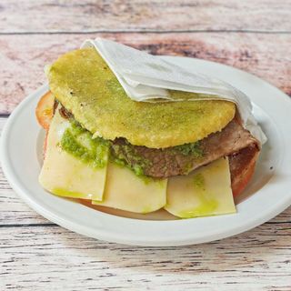 Arepa de queso blanco y tomate 