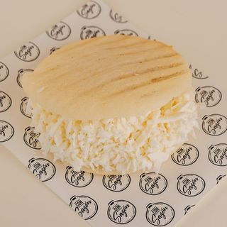 Arepa con queso rallado