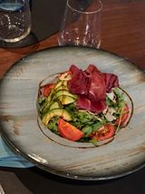 Салата с брезаола и авокадо (300г)