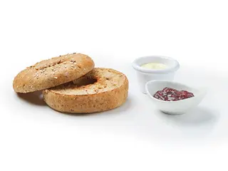 Bagel De Cereales Con Mermelada Y Mantequilla