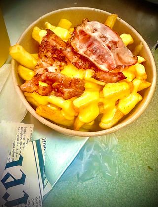 Cartofi cu sos cheddar și bacon