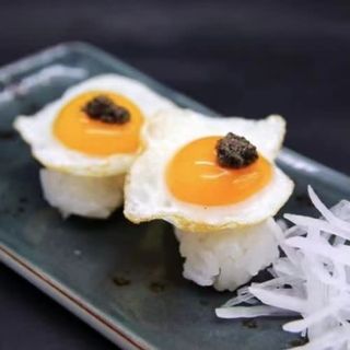 Nigiri Huevo Codorniz Con Trufa (2 Pzs.)