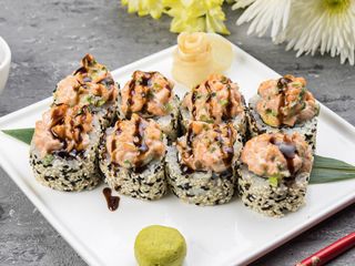 Теплий рол з лососем і зеленою цибулею