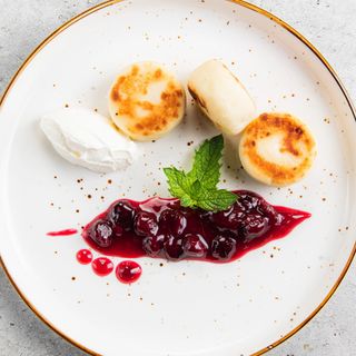 Сырники со сметаной и ягодным конфи