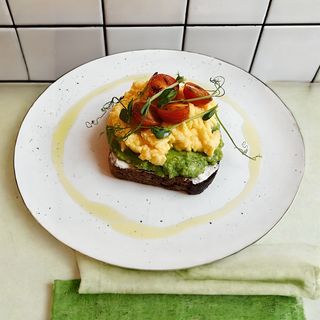 Авокадо тост зі скремблом (170г)