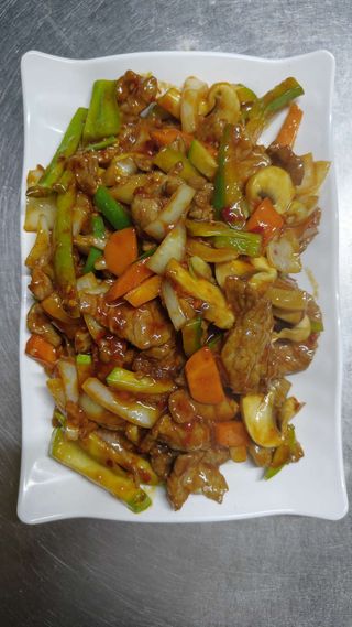 Пикантно телешко месо със зеленчуци (700г)