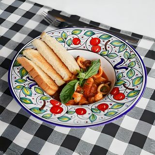 Calamaretti in salsa di pomodori San Marzano DOP