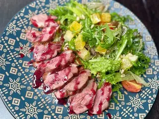 Теплий салат з качиною грудкою та грушею (250g)