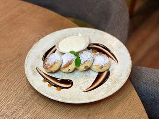 Сирники з родзинками та сметаною (200/50g)