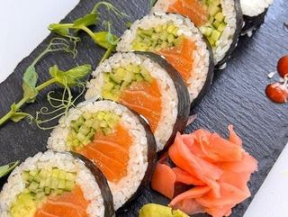 Futomaki z łososiem 6 szt.