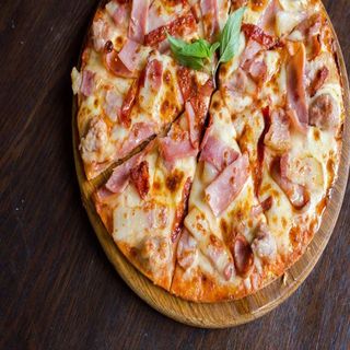 Pizza De Jamón Y Queso