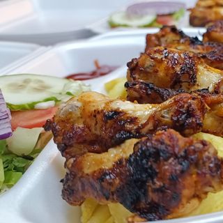 Пилешки крилца със картофи и зеленчуци (450г)