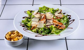 ცეზარი შემწვარი ქათმის ხორცით