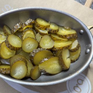 Salată de castraveți murați 