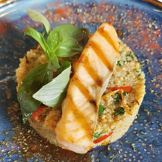 Quinoa cu legume si somon