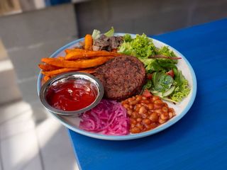 Сніданок з веганською котлетою та бататом