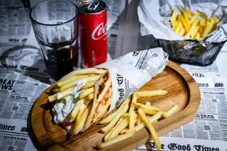 Juneći tradicionalni gyros +  pomfrit + Coca-Cola