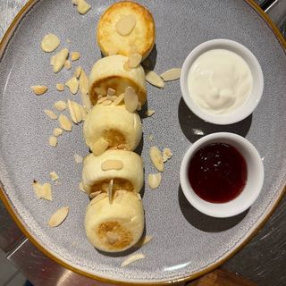 Сирнички зі сметаною і бабусиним джемом