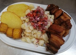 Fritada Cerdo Con Maíz Mote